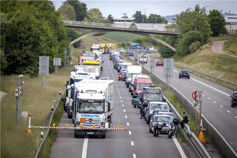 Wegen einer Kollision im Leutenbachtunnel kam es am Montagnachmittag zu einer Sperrung. Leutenbach Foto: Kevin Lermer/7aktuell.de
