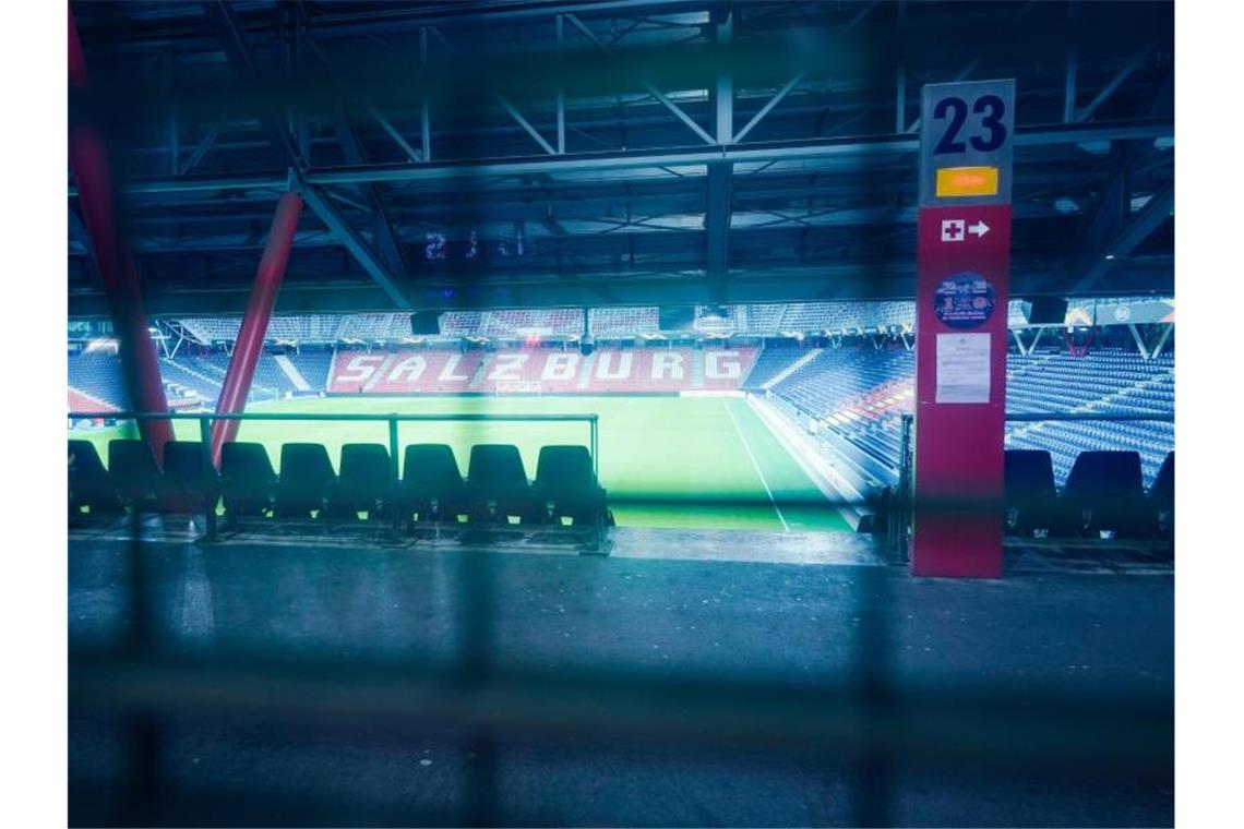 Wegen einer Orkanwarnung wurde das Spiel von Eintracht Frankfurt bei Red Bull Salzburg um einen Tag verlegt. Foto: Uwe Anspach/dpa