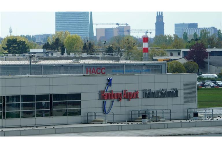 Wegen einer Rauchentwicklung ist ein Flugzeug auf dem Weg von Stockholm nach Amsterdam in Hamburg gelandet. (Archivbild)