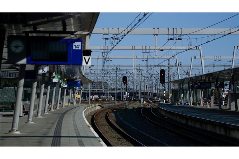 Wegen eines Bahnstreiks in den Niederlanden fallen am Dienstag auch die meisten Züge von Deutschland nach Amsterdam aus (Archivbild).