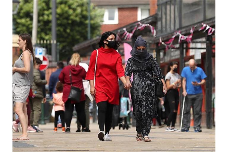 Wegen eines deutlichen Anstiegs von Coronavirus-Infektionen sind in Teilen Nordenglands wie hier in Oldham im Großraum Manchester die Ausgangsbeschränkungen verschärft worden. Foto: Martin Rickett/PA Wire/dpa