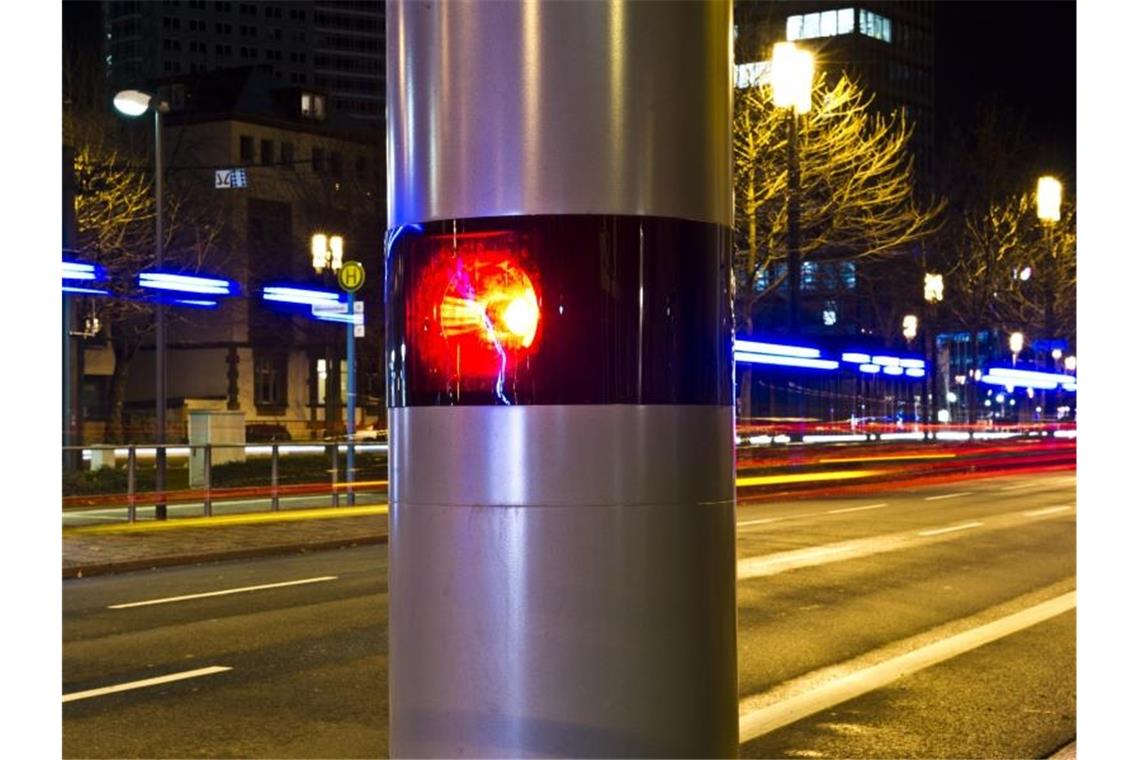 Die „Straßenverkehrs-Unordnung“ beim Thema Rasen bleibt Wegen eines Formfehlers: Härtere Strafen für Raser sind derzeit außer Vollzug gesetzt. Foto: picture alliance / dpa