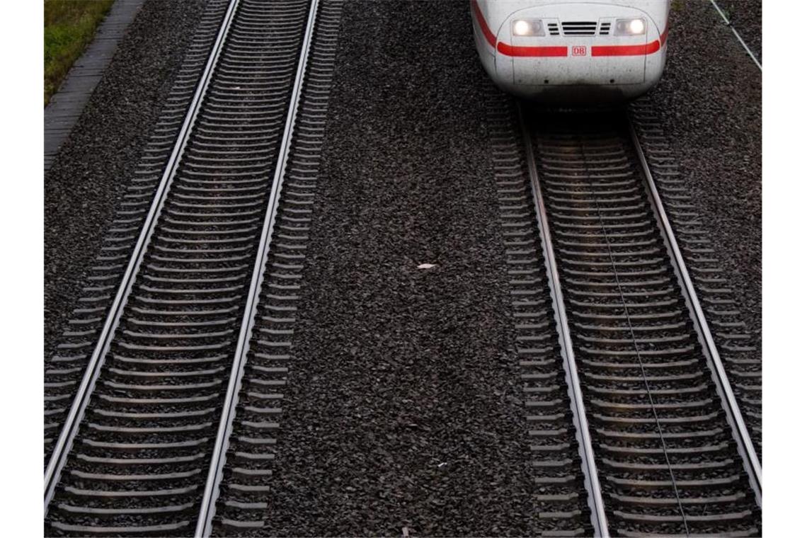 Wegen eines Gasaustritts ist die Bahnstrecke zwischen Mannheim und Frankfurt kurzzeitig gesperrt worden. Foto: Julian Stratenschulte/Archivbild