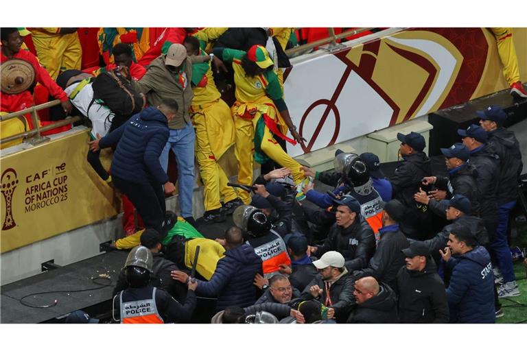 Wegen eines gegebenen Elfmeters kam es zu Tumulten im Finale des Afrika Cups.