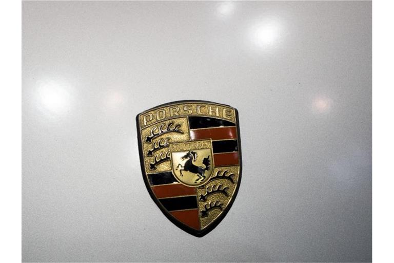 Wegen eines Getriebeproblems kann es dazu kommen, dass Porsche-Wagen trotz „Park-Position“ unbeaufsichtigt und ohne Warnung wegrollen. Foto: Christian Charisius/Archiv
