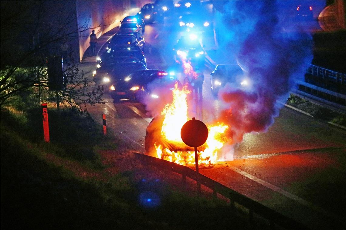 Fahrzeugbrand auf der B 14 Wegen eines technischen Defekts gerät eine Mercedes im Tunnel in Brand. Der Fahrer fährt das Auto noch bis zum Tunnelende auf den Standstreifen. Foto: 7aktuell/Kevin Lermer