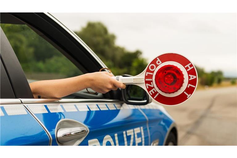 Wegen eines Unfalls kommt es auf der A7 zu Verkehrsbehinderungen. (Symbolbild)