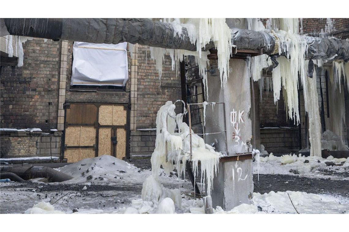 Wegen eines zerstörten Heizkraftwerks können mehr als 1.100 Wohnblocks in Kiew nicht geheizt werden.