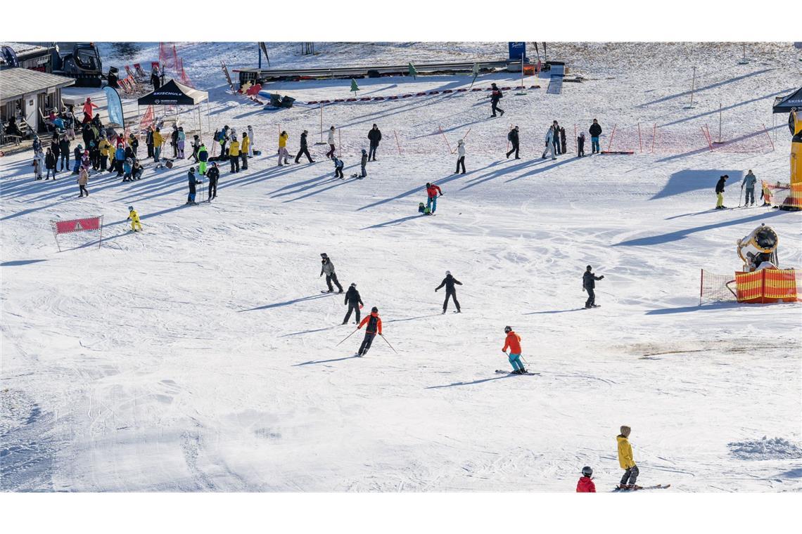 Wegen frischer Schneefälle können die Skilifte am Feldberg den Winterbetrieb kurzfristig wieder aufnehmen. (Archivbild)
