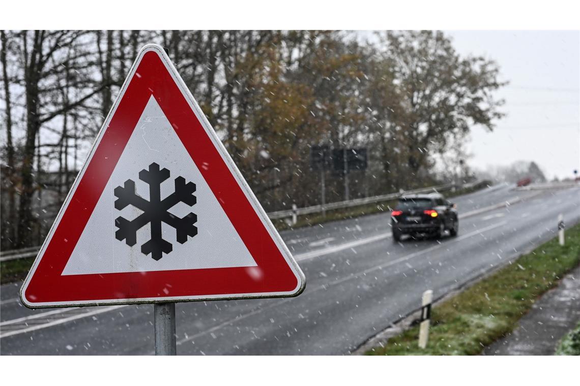 Wegen Glatteis ist es in Sachsen zu dutzenden Unfällen gekommen.