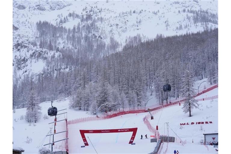 Wegen heftigen Neuschnees müssen wurde die Damen-Abfahrt in Val D'isere endgültig abgesagt. Foto: Giovanni Auletta/AP/dpa