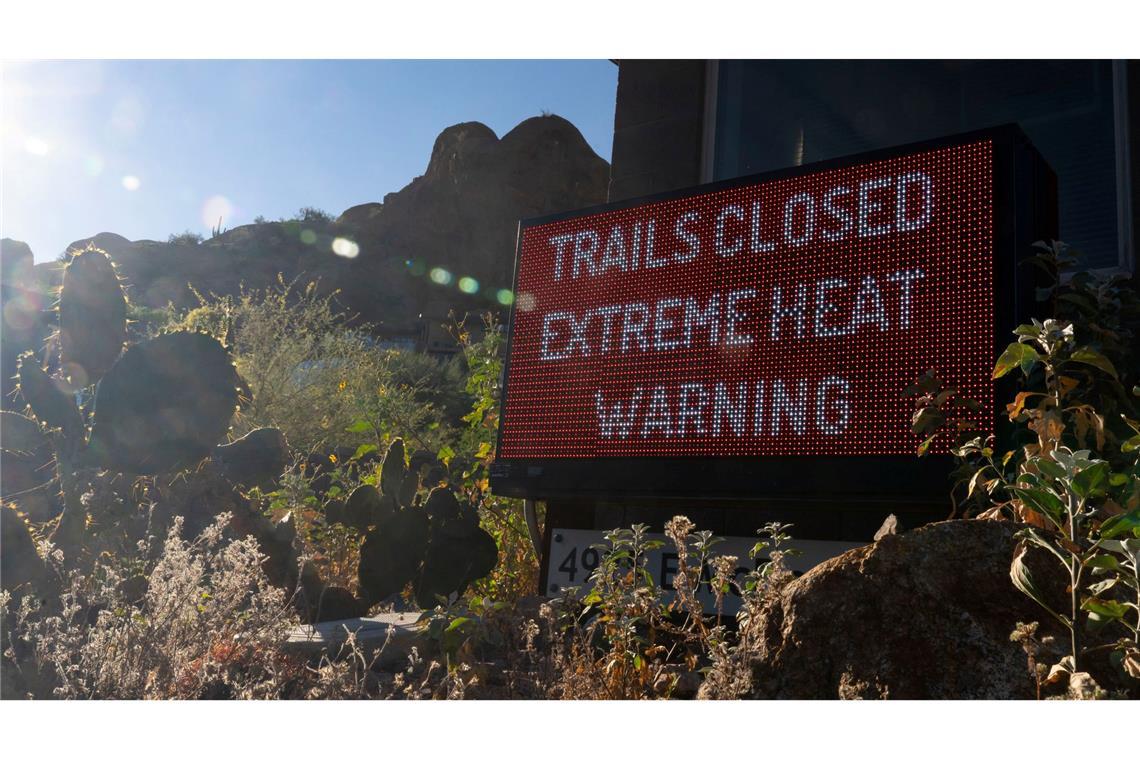Wegen Hitze geschlossen: Im US-Bundesstaat Arizona klettern die Temperaturen auf Rekordwerte, die Menschen und Tieren schnell zu schaffen machen kann.