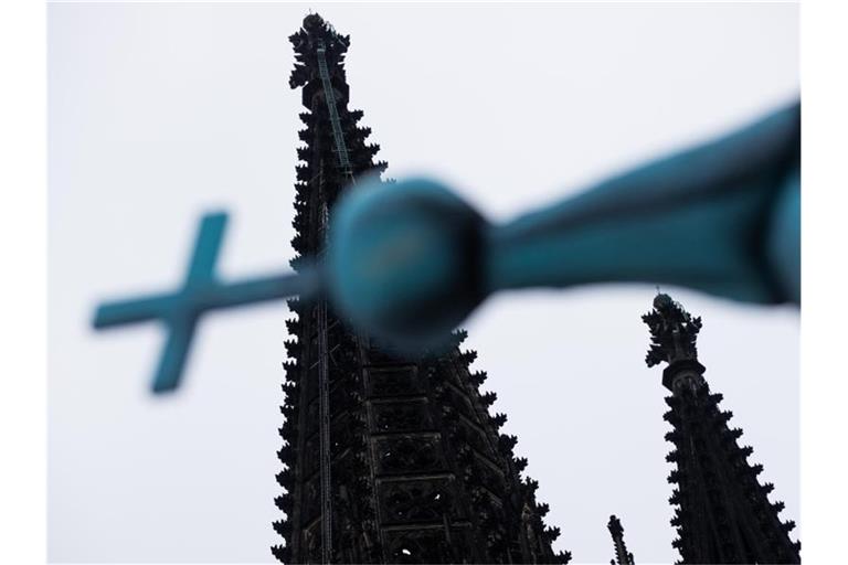 Wegen hoher Nachfrage hat das Amtsgericht Köln die Zahl der Online-Termine für Kirchenaustritte nochmals aufgestockt. Foto: Rolf Vennenbernd/dpa