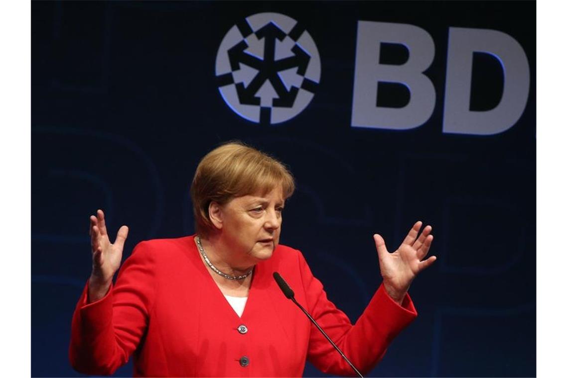 Wegen ihrer Wirtschaftspolitik unter Beschuss: Bundeskanzlerin Angela Merkel (CDU) beim Tag der Deutschen Industrie. Foto: Wolfgang Kumm