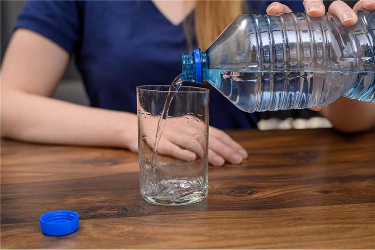 Wegen Keimbelastung ruft Roxane GmbH bundesweit Mineralwasser von Gut & Günstig und Naturalis zurück. Diese Sorten sind betroffen.