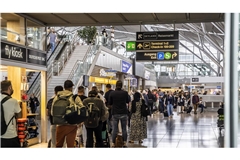 Wegen langer Wartezeiten haben einige Passagiere bereits ihren Flug verpasst. (Symbolbild)