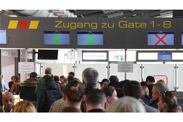 Wegen langer Wartezeiten haben einige Passagiere bereits ihren Flug verpasst. (Symbolbild)
