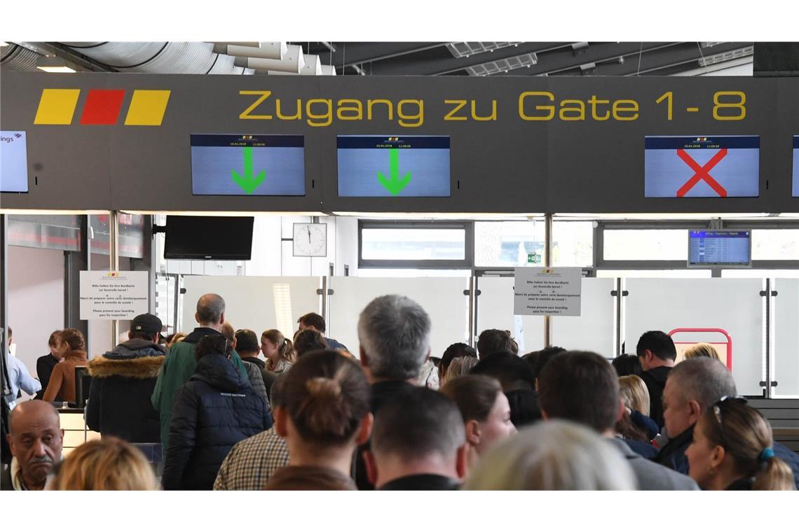 Wegen langer Wartezeiten haben einige Passagiere bereits ihren Flug verpasst. (Symbolbild)