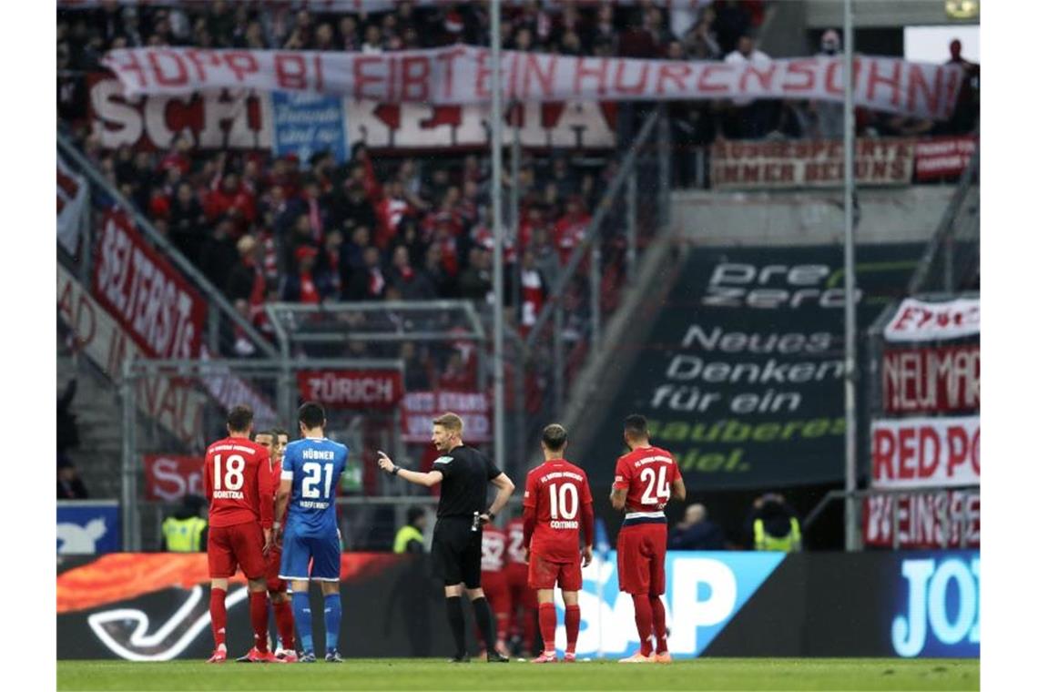 Chronologie des Sports im Jahr 2020 Wegen massiver Beleidigungen von Mäzen Dietmar Hopp durch die Münchener Fans steht die Bundesliga-Partie zwischen der Hoffenheim und dem FC Bayern vor dem Abbruch. Foto: Michael Probst/AP/dpa