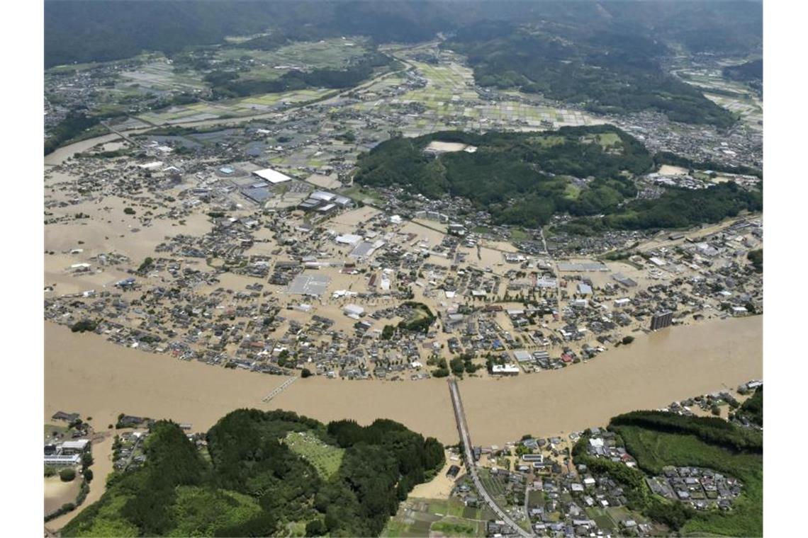 Starker Regen bringt Überschwemmungen und Tod nach Japan Wegen massiver Überflutungen müssen sich Hunderttausende in Sicherheit bringen. Foto: Uncredited/Kyodo News/AP/dpa