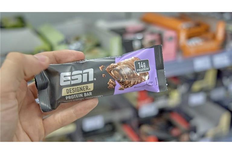 Wegen möglicher Fremdkörper hat die Elmshorner Fitmart GmbH &amp; Co. KG eine Charge des Proteinriegels ESN Designer Protein Bar Dark Chocolate Salted Almond zurückgerufen (Symbolfoto).