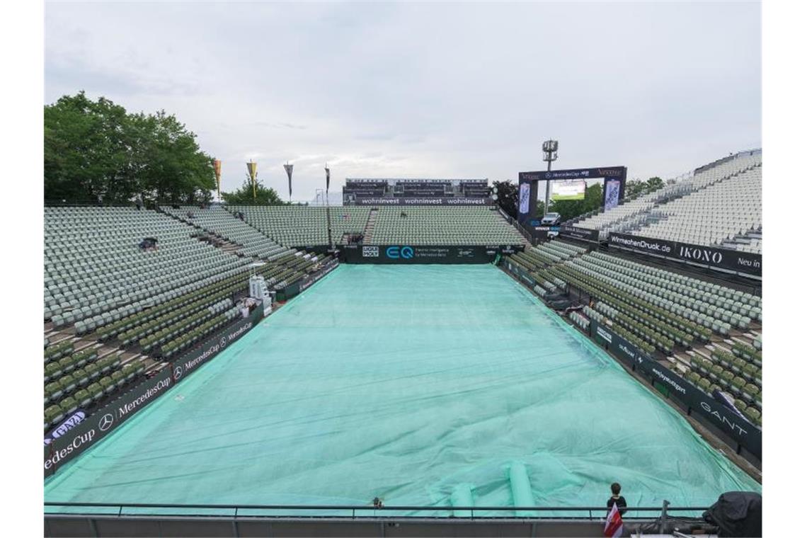 Zverev freut sich auf Stuttgart - Aus für Kohlschreiber Wegen Regens mussten die verbleibenden Spiele des Tages abgesagt werden. Foto: Silas Stein