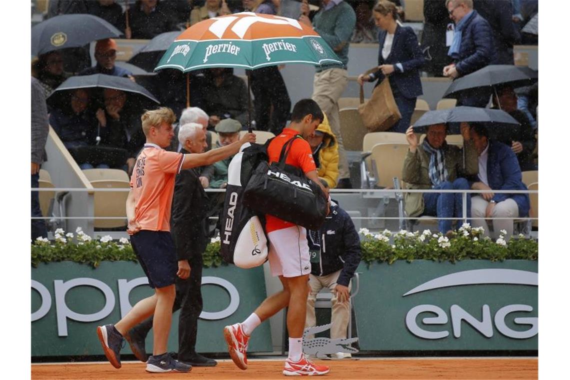 Wegen starken Regens wurde das Halbfinale von Novak Djokvic gegen Dominic Thiem auf den Samstag vertragt. Foto: Michel Euler/AP