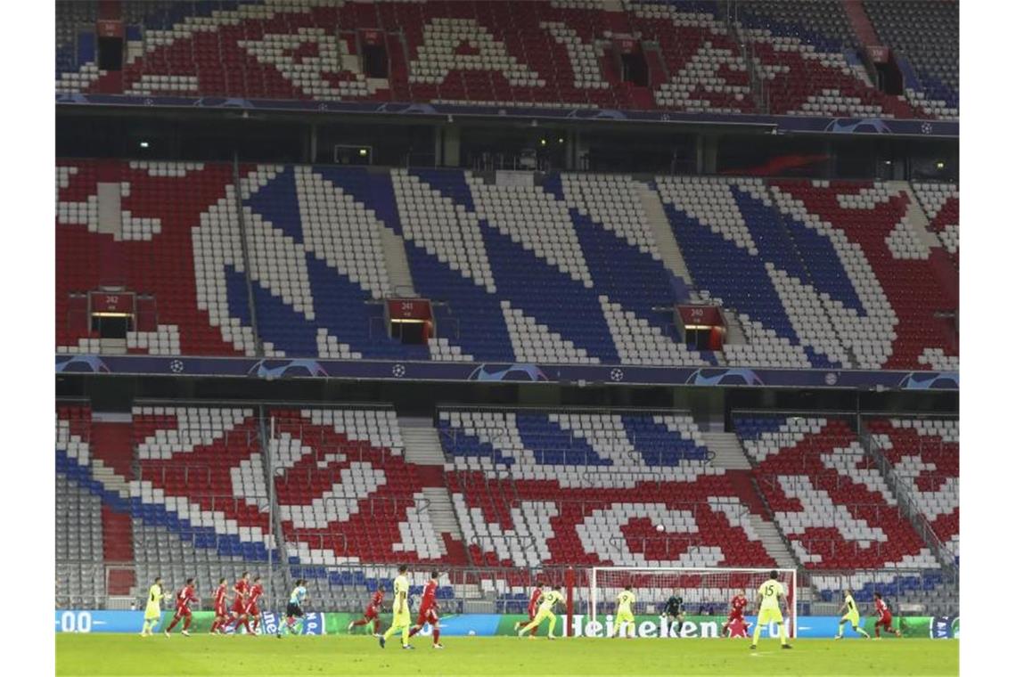 Nach Gnabry-Schreck: Perfekter Bayern-Start gegen Atlético Wegen steigender Corona-Zahlen blieben die Zuschauerränge in München leer. Foto: Matthias Schrader/Pool AP/dpa