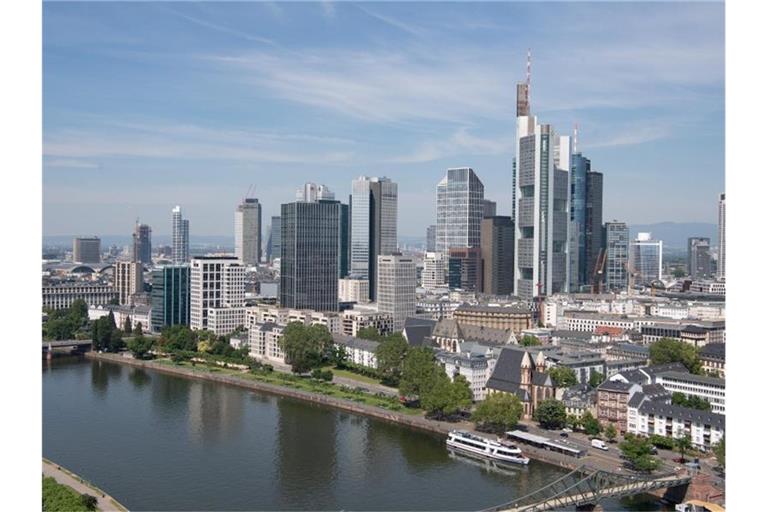 Wegen steigender Risiken auf dem Finanzmarkt sollen die deutschen Banken wieder zusätzliche Kapitalpuffer anlegen. Foto: Boris Roessler/dpa