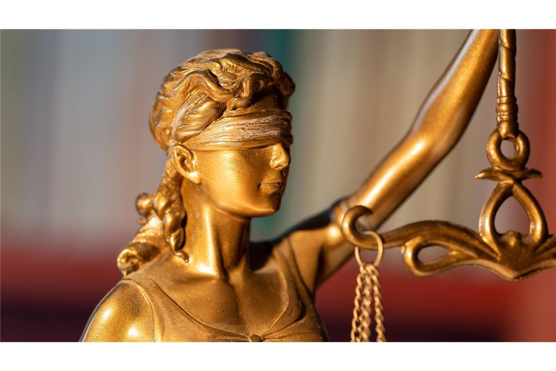 Wegen überwiegend schweren sexuellen Missbrauchs in 141 Fällen ist ein früherer Trainer verurteilt worden (Symbolbild).