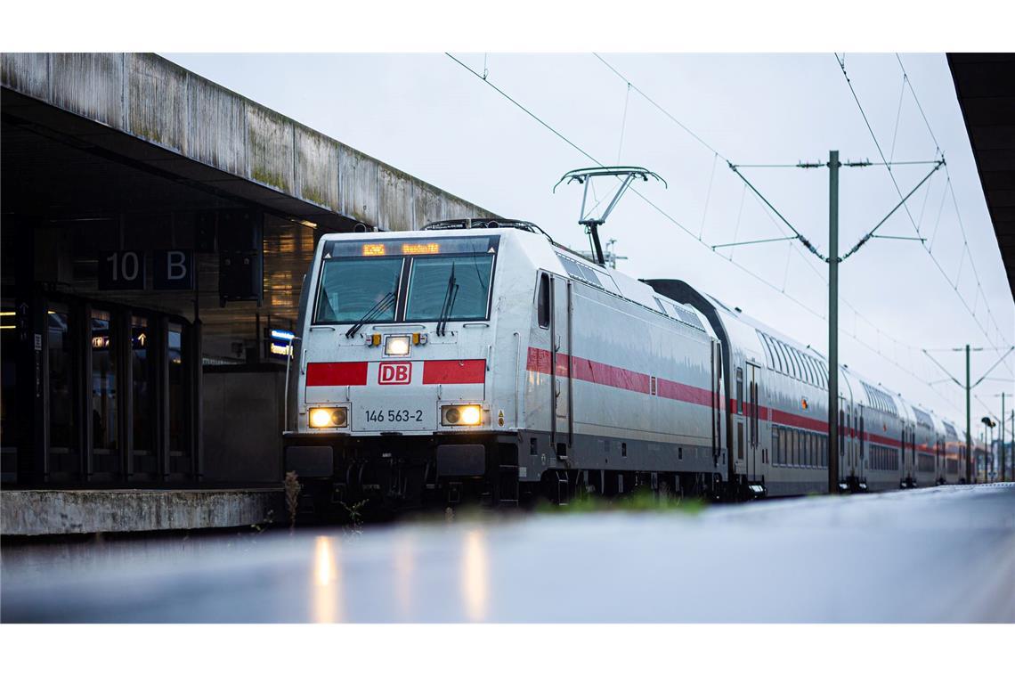 Sturmtief trifft die Bahn: Jeder zweite Fernzug verspätet Wegen umgestürzter Bäume gibt es etliche Probleme auf den Schienen.