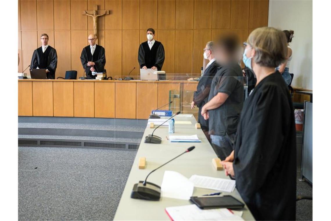 Lebenslange Freiheitsstrafe für Krankenpfleger Wegen versuchter Morde an sechs Patienten und gefährlicher Körperverletzung ist ein ehemaliger Krankenpfleger (2.v.r.) zu einer lebenslangen Freiheitsstrafe verurteilt worden. Foto: Oliver Dietze/dpa