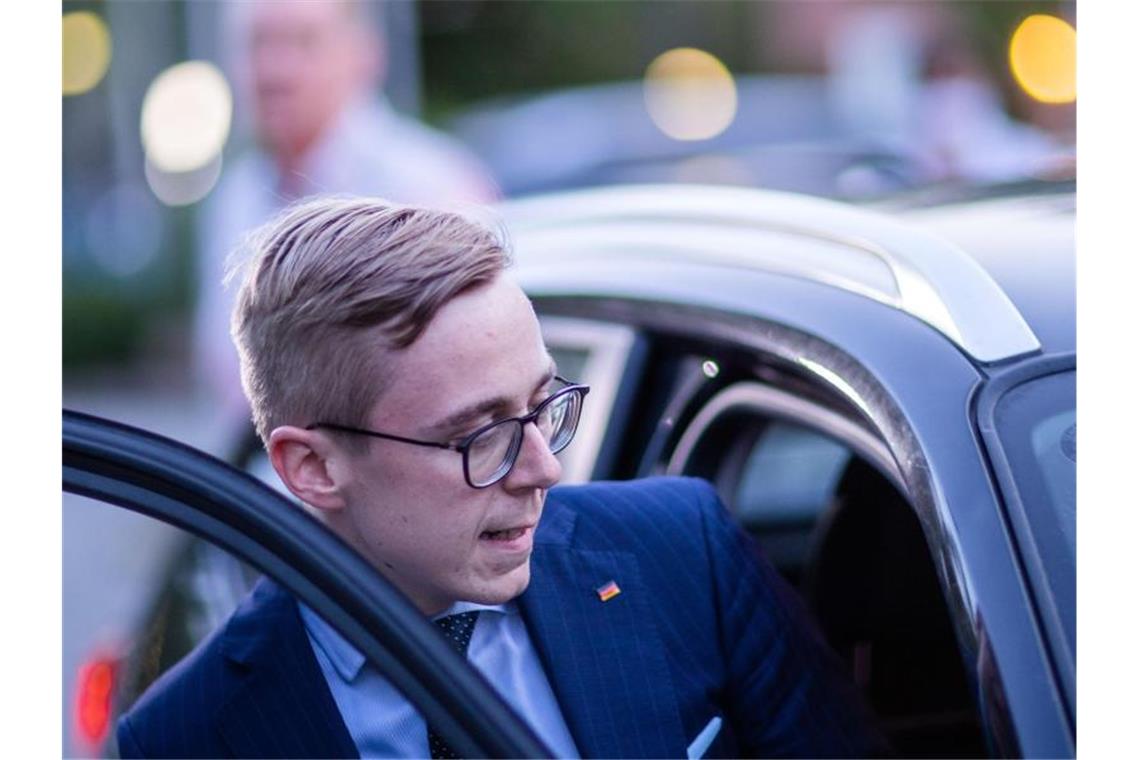 Urteil: CDU-Politiker Amthor muss Führerschein abgeben Wegen zu schnellen Fahrens soll Philipp Amthor seinen Führerschein für einen Monat abgeben und eine Geldstrafe von 450 Euro zahlen. Foto: Jens Büttner/dpa-Zentralbild/dpa