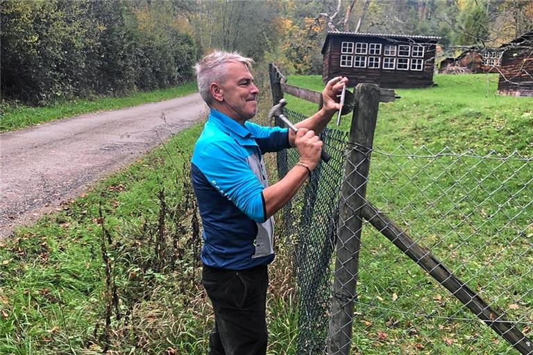 Wegepate Bernhard Engelmann bringt eine Wegmarkierung an. Foto: Albrecht Winter