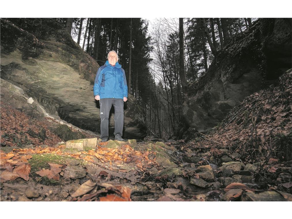 Wandern, Glas und Stollen locken Leute an Wegewart Wolfgang Mildau kümmert sich um die Pflege der Spiegelberger Wanderwege. Foto: A. Becher
