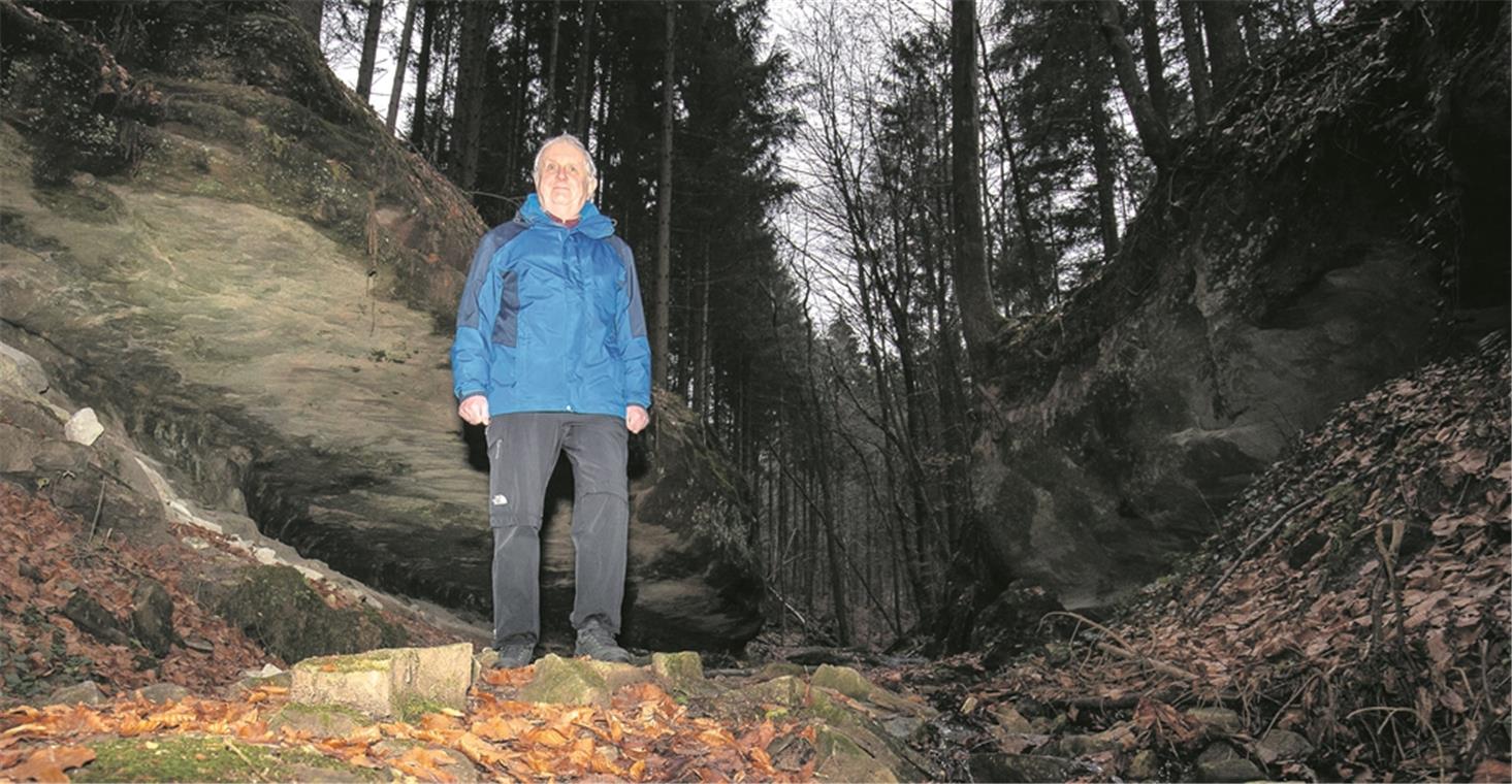 Wegewart Wolfgang Mildau kümmert sich um die Pflege der Spiegelberger Wanderwege. Foto: A. Becher