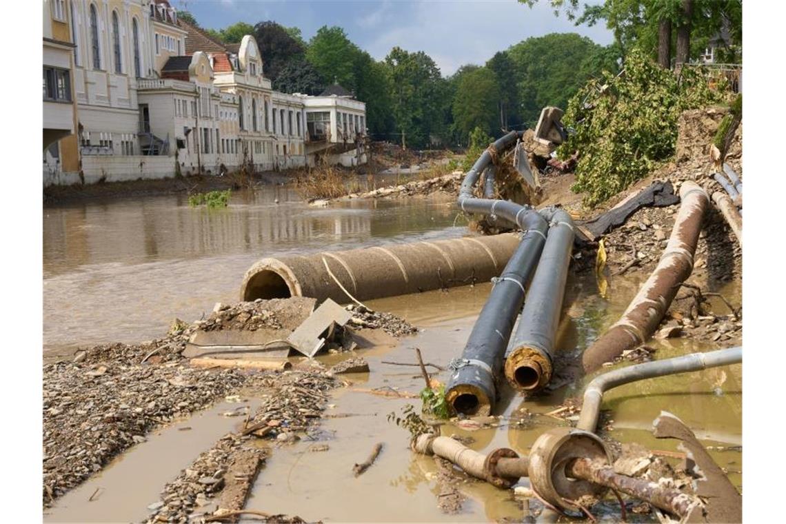 Weggeschwemmte Versorgungsleitungen am Ufer der Ahr. Foto: Thomas Frey/dpa