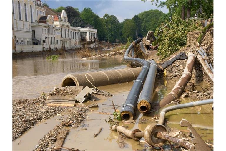 Weggeschwemmte Versorgungsleitungen liegen am Ufer der Ahr. Mit dem Hochwasser Mitte Juli sind insgesamt auch rund 350 Kilogramm Munition aus dem Zweiten Weltkrieg freigespült worden. Foto: Thomas Frey/dpa