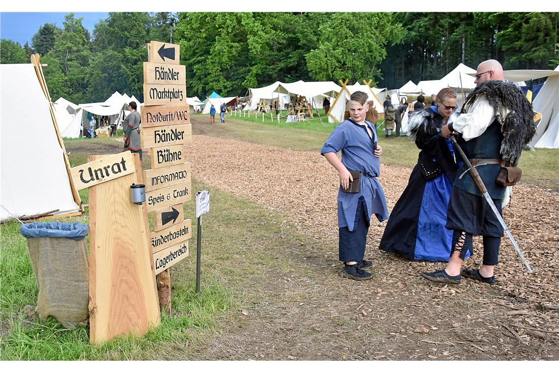 Wegweiser am Eingang und auf dem Marktgelände. Zum Teil mit mittelaterlicher Wor...