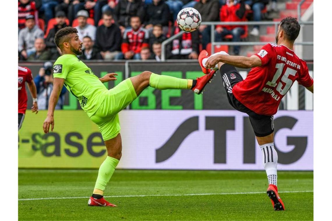 Wehen Wiesbaden schockt Ingolstadt im Relegationskrimi Wehen-Wiesbadens Daniel-Kofi Kyereh (l) kämpft mit FCI-Profi Mergim Mavraj um den Ball. Foto: Armin Weigel