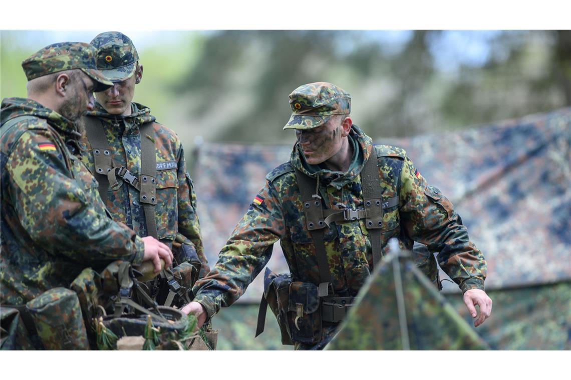 Das deutsche Dilemma mit der Wehrpflicht Wehrdienstleistende beim Zeltaufbau: Die Bundeswehr soll um Zehntausende Soldaten wachsen.