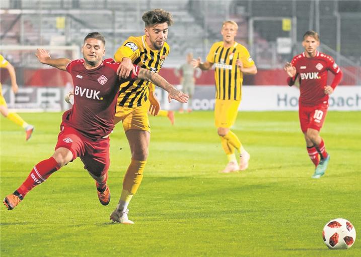 Wehrten sich gestern Abend nach Kräften und mit Erfolg: Dominik Pelivan (rechts) und die SG Sonnenhof. Beim Aufstiegskandidaten Würzburger Kickers kam Aspach zu einem verdienten Teilerfolg. Mit etwas mehr Glück wären für die Fautenhau-Elf sogar drei Punkte drin gewesen.Foto: J. Hübner