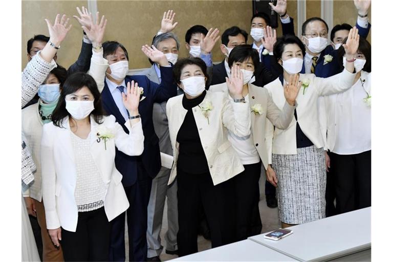 Weibliche Abgeordnete der Opposition tragen weiße Jacken mit weißen Rosen als Protest gegen sexistische Äußerungen von OK-Chef Mori. Foto: //kyodo/dpa
