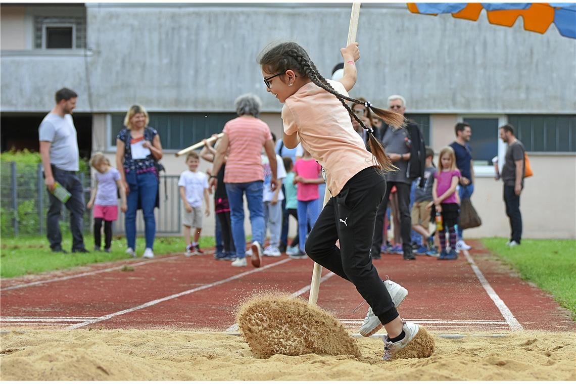 Weiche Landung im Sand beim Stabweitsprung.