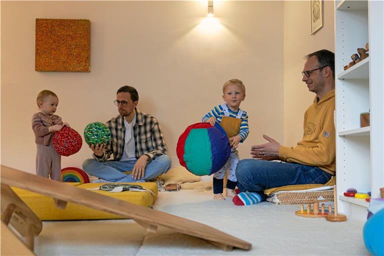 Weiche Stoffbälle, Klettergestelle, Holzspielzeuge: Die Väter beobachten, wie ihre Kinder auf Entdeckungsreise gehen. Foto: Alexander Becher