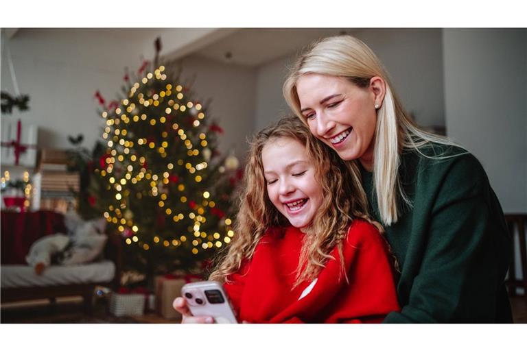 Weihnachten am Smartphone? Für viele Familien passt das Gerät nicht zum besinnlichen Beisammensein.