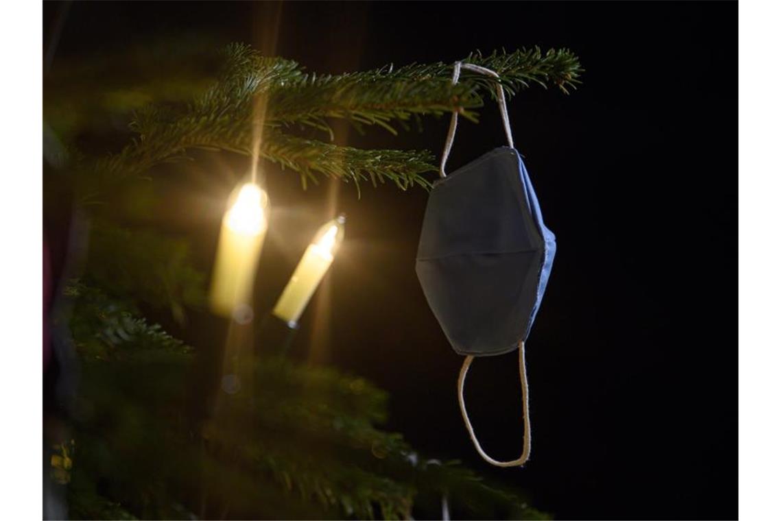 Inzidenz sinkt weiter auf 289,0 - Sorge vor Omikron Weihnachten findet schon zum zweiten Mal unter den Bedingungen der Corona-Pandemie statt. (Archivbild). Foto: Robert Michael/dpa-Zentralbild/dpa