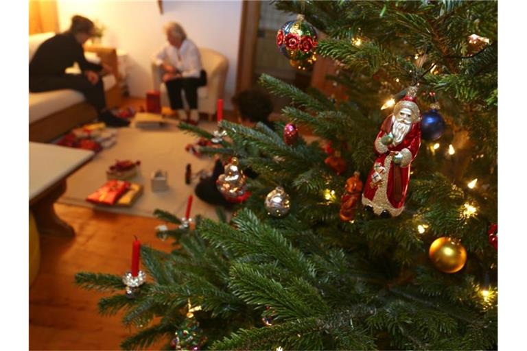 Weihnachten im Kreise der Familie - das bleibt vielen wichtig. Foto: Karl-Josef Hildenbrand/dpa