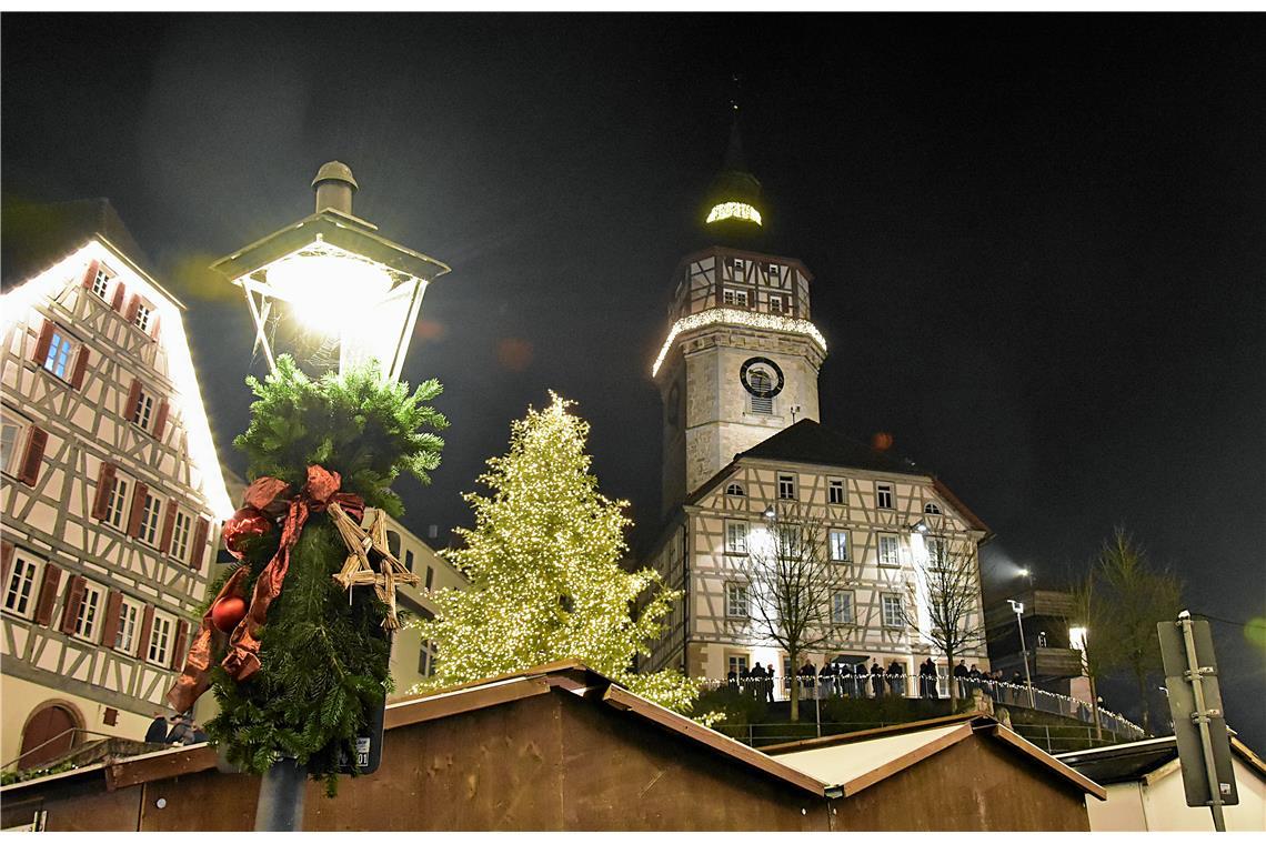 Weihnachtlich beleuchtete Innenstadt. Weihnachtsmarkt in Backnang 2025. 42. Back...