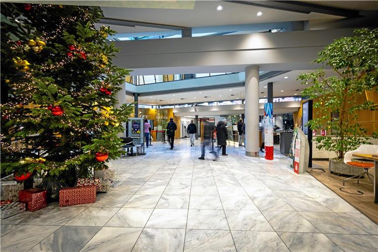 Weihnachtlich geschmückt, aber nicht mehr ganz zeitgemäß: die Kundenhalle der Kreissparkasse am Obstmarkt. Fotos: Alexander Becher